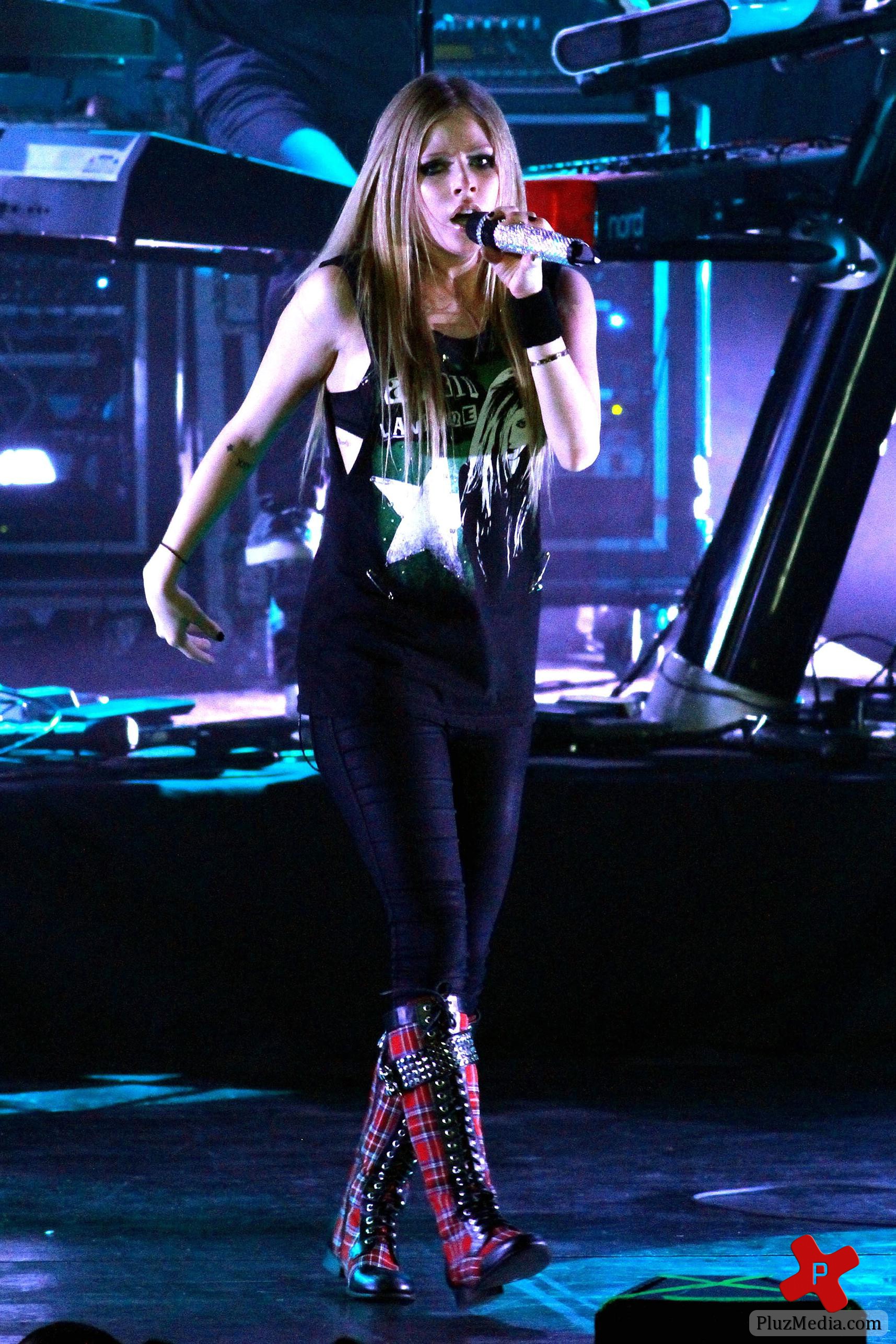 Avril Lavigne performs live during her 'Black Star Tour' photos | Picture 79702